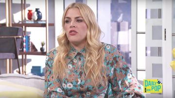 Floral Chemise Bleue Robe porté par Busy Philipps sur E! Les Nouvelles Quotidiennes De La Pop