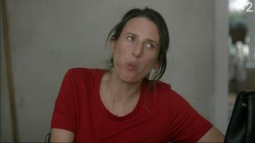 Le t-shirt rouge de Andréa Martel (Camille Cottin) dans Dix Pour Cent S03E05