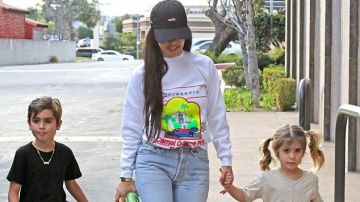 Le sweatshirt Camel Grand Prix Del Mar 1987 de Kourtney Kardashian dans Kourtney and Khloé Take the Hamptons