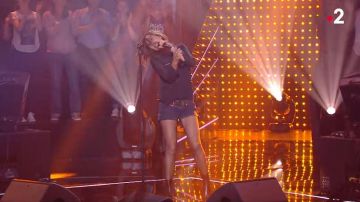 Los pantalones cortos usados por Zazie en Taratata del 14 de diciembre de 2018