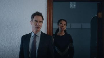 Pull noir porté par Carly Shannon (Nesta, Tonnelier) comme on le voit dans les Voyageurs S03E07