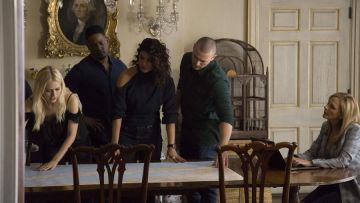The top navy blue worn by Alex Parrish (Priyanka Chopra) in Quantico S03E10