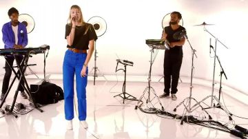 Le pantalon bleu de Angèle dans l'émission Basique, les sessions