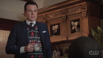 The pull of Christmas worn by Harry Greenwood (Rupert Evans) in Charmed S01E09