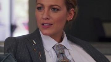 La cravate et le Costume avec cette broche portée par Emily Nelson (Blake Lively) dans Une Simple Faveur