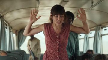 La robe rouge à fleurs portée par Olga Kurylenko dans L'intevrention