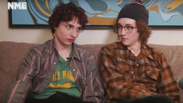 Le t-shirt vert porté par Finn Wolfhard lors d'une Interview de Calpurnia par NME