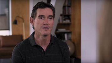 Polo negro a rayas de Elgie (Billy Crudup) en Where'd You Go, Bernadette