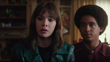 The jacket in green leather with black sleeves of Charlie Watson (Hailee Steinfeld) in the film Bumblebee
