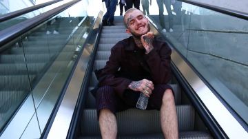 Pantalones cortos con rayas rojas usados por Lil Peep en su video musical Save That Shit