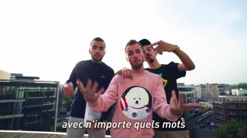 Le pull rose de Squeezie dans sa vidéo YouTube FREE­STYLE DU DICO feat. Big­flo & Oli
