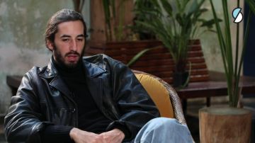 La veste en cuir noire de Lomepal dans la vidéo de son Interview par Moonwalk