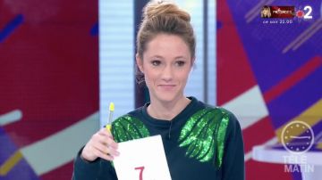 La pull portée par Julia Livage dans Télématin du 22.12.2018