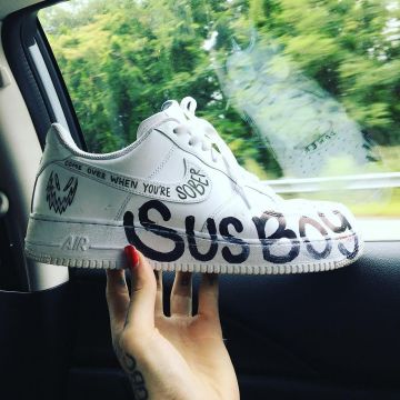 Zapatillas blancas de Lil Peep en su cuenta de Instagram @lilpeep