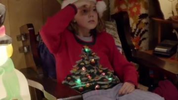 Le pull de Noël porté par Millie Bobby Brown dans la vidéo YouTube Stranger Things | Holidays Upside Down | Netflix