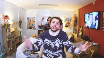 Le pull montagnes de Maxenss dans la vidéo YouTube ON CRÉE DES CHANSONS EN IMPRO #2 feat. Maxenss et Squeezie