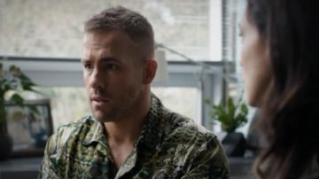 Camisa estampada usada por Wade Wilson (Ryan Reynolds) como se ve en Deadpool