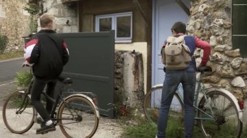 Chaussures portés par un gars comme on le voit dans un frère (Film LGBT)