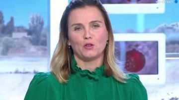Le chemisier vert porté par Marine Vignes dans Météo à la carte