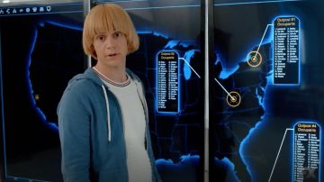 Tee rayé porté par Jeff (Evan Peters) comme vu dans American Horror Story S08E10