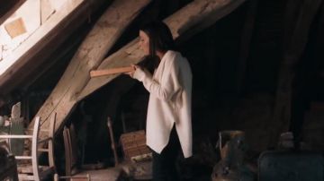 Le pull Blanc de Jenifer dans son clip Encore et encore