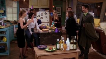 La robe noire élégante portée par Rachel Green (Jennifer Aniston) dans Friends S04E16
