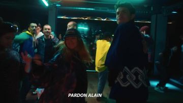 La veste à manches courtes avec mention Kanji portée par un danseur dans la vidéo YouTube Freestyle de Twitter de Squeezie feat. Bigflo & Oli