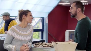 El suéter navideño que lucie Lucie (Lorie Pester) en Tomorrow Belongs to Us S01E363