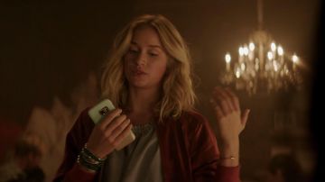 Les bracelets de Guinevere Beck (Elizabeth Lail) dans YOU S01E01