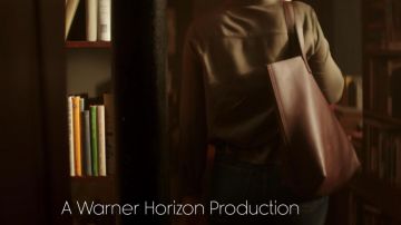 La bolsa marrón de Guinevere Beck (Elizabeth Lail) en YOU S01E01