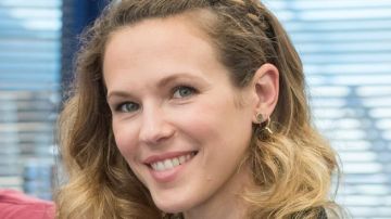 Los pendientes que lució Lucie Salducci (Lorie Pester) en Tomorrow Belongs to Us