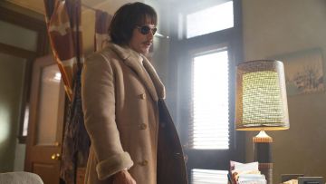 Le manteau de Frankie Martino (James Franco) dans The Deuce S02E01