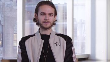 Blouson porté par Zedd dans Zedd décompose Ses Plus Emblématiques Pistes vidéo à partir de GQ