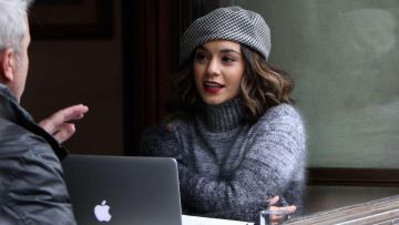 The sweater gradient grey worn by Zoe (Vanessa Hudgens) on the shooting in Brooklyn of Second Chance