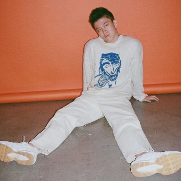 Camiseta usada por Rich Brian como se ve en su cuenta de Instagram @Brianimanuel