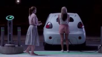 The skirt Lacie Pound (Bryce Dallas Howard) in Black Mirror S03E01
