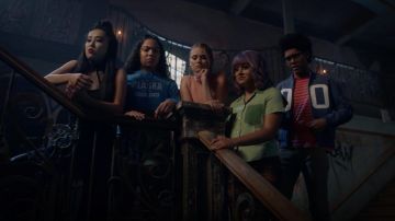 The short-sleeved shirt green worn by Gert Yorkes (Ariela Barer) in Marvel's Runaways S02E13