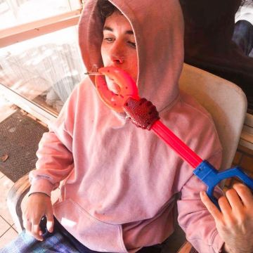 Sweatshirt pink hoodie worn by Foda C on his account Instagram @fodacvms