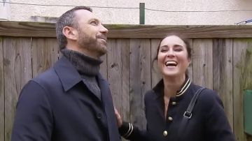 La veste courte bleue marine portée par Linda dans Recherche appartement ou maison du 2 janvier 2019