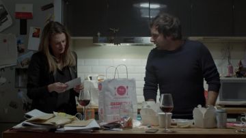 Le blazer noir à chainette porté par Andrea Martel (Camille Cottin) dans Dix pour cent S01E02