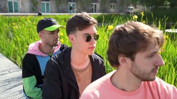 Le pull colorblock Lazy Oaf de Squeezie dans la vidéo Freestyle de Potes avec Seb & Maxenss