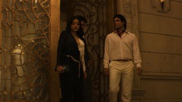 Black and white silk outfit worn by Isabella Bautista (Teresa Ruiz) as seen in Narcos: Mexico S01E06