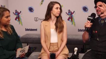 Falda y chaqueta usadas por Taissa Farmiga en The Nun: ¿Qué consejo recibió Taissa Farmiga de su hermana Vera? | SDCC 2018 de Entertainment Weekly
