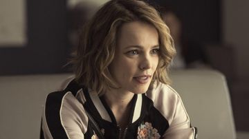 Floral brodé Blouson porté par Annie (Rachel McAdams) comme on le voit dans le Jeu Soir