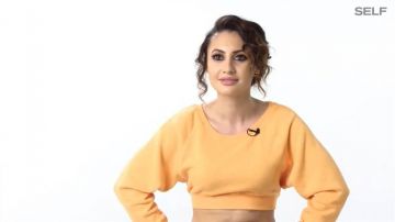 Crop Top Sweat-shirt porté par Francia Raisa en Francia Raisa Explique Comment Elle est Devenue Selena Gomez Rein de Donneur | Corps Récits de SOI
