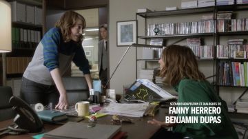 Suéter a rayas gris, azul y verde usado por Camille Valentini (Fanny Sidney) como se ve en Call My Agent S03E01