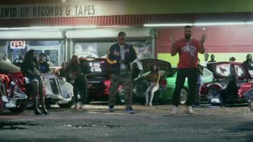 The red t-shirt 'Houston' Drake in the clip, Sicko Fashion Travis Scott