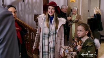 Le manteau à capuche beige de Maggie (Merritt Patterson) dans Un hiver de princesse