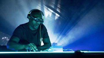 The black t-shirt worn by Charlie (Idris Elba) in Turn Up Charlie Season 1