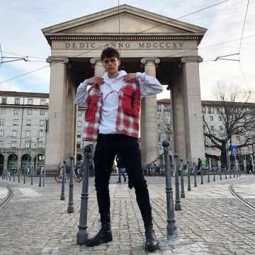 La chaqueta de camisa sin mangas a cuadros de Jaron en su cuenta de Instagram @Jaronbaker